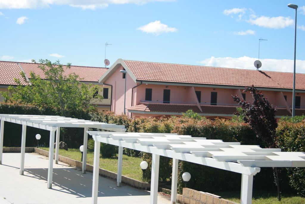 Baia Dei Canonici Aparthotel Villaggio Le Rocelle Exterior foto