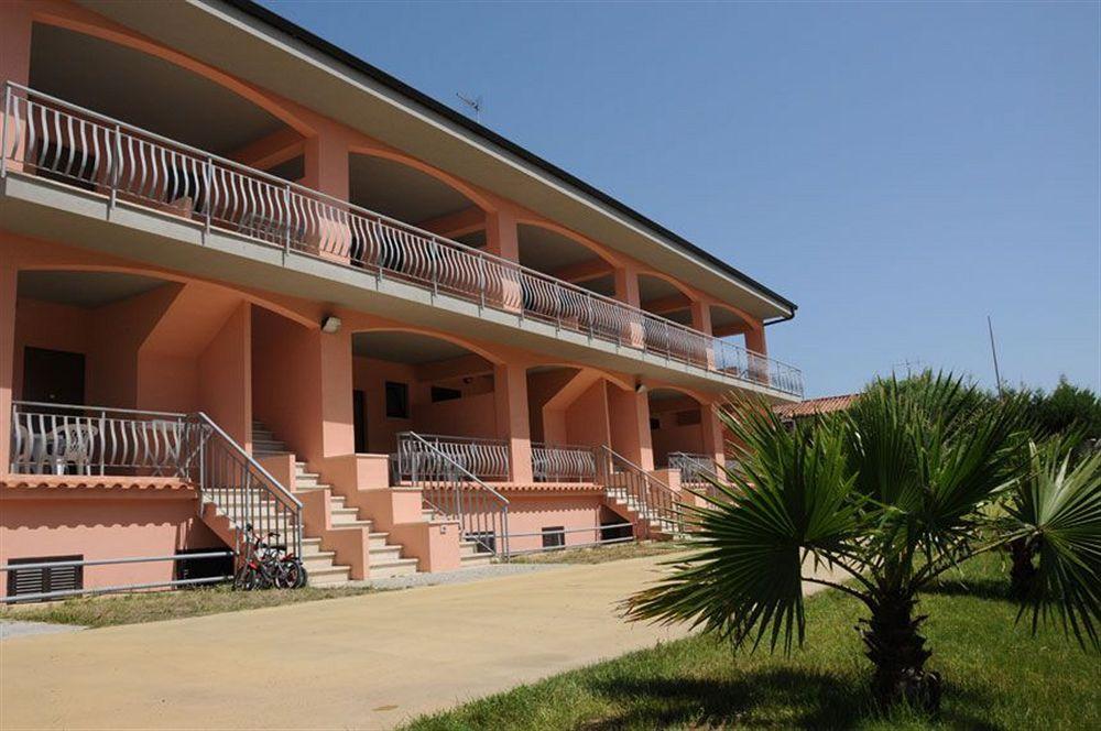 Baia Dei Canonici Aparthotel Villaggio Le Rocelle Exterior foto