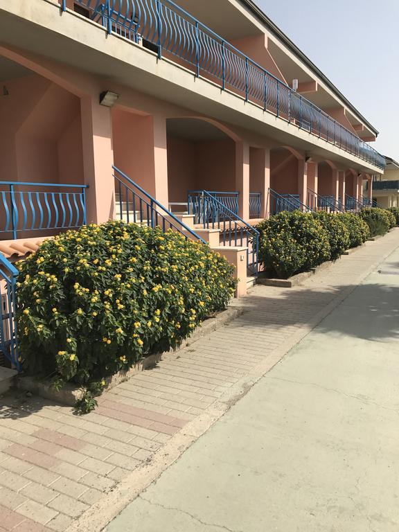 Baia Dei Canonici Aparthotel Villaggio Le Rocelle Exterior foto