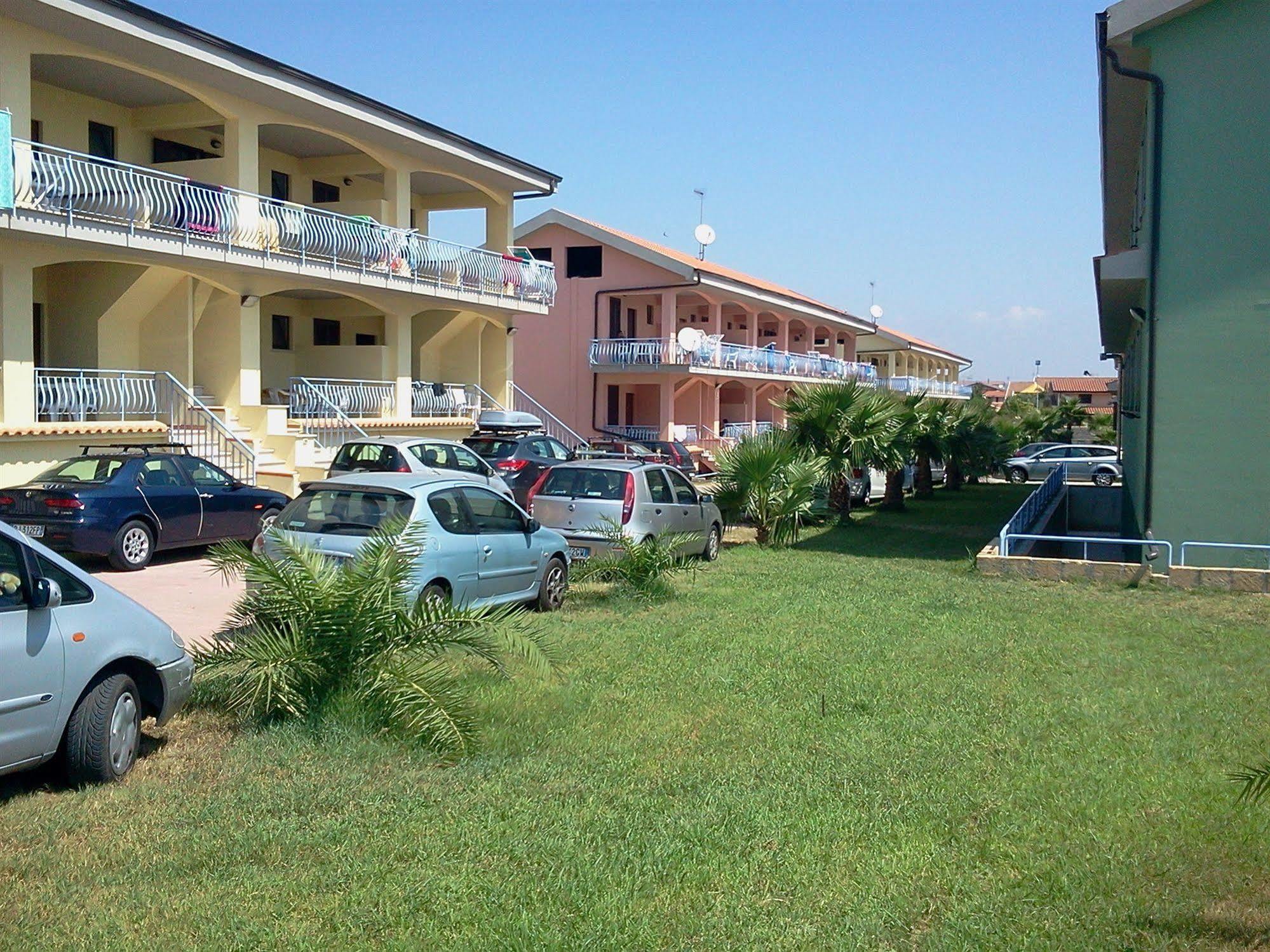 Baia Dei Canonici Aparthotel Villaggio Le Rocelle Exterior foto